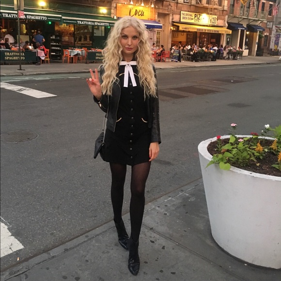 Follow me @thejennievee on IG - Picture 2 of 4